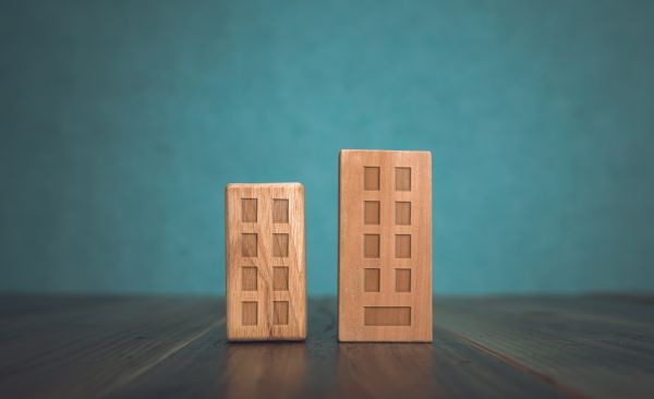 木のビル模型の写真